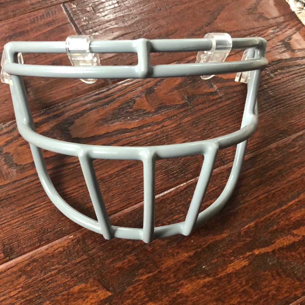 Schutt football facemask. Excellent Condition
